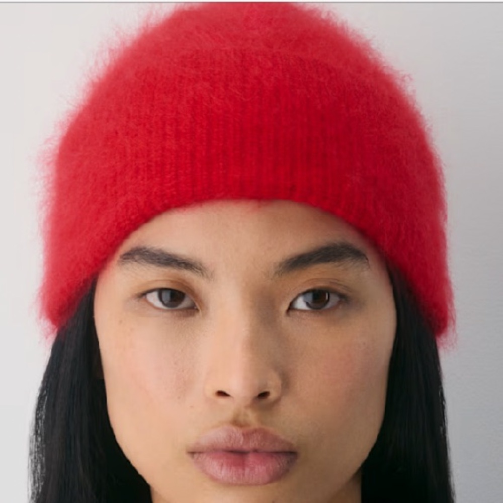 Aritzia Brushed Cashmere Beanie. NWT.